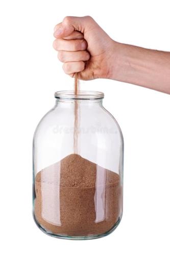 Un tarro de arena mojada 